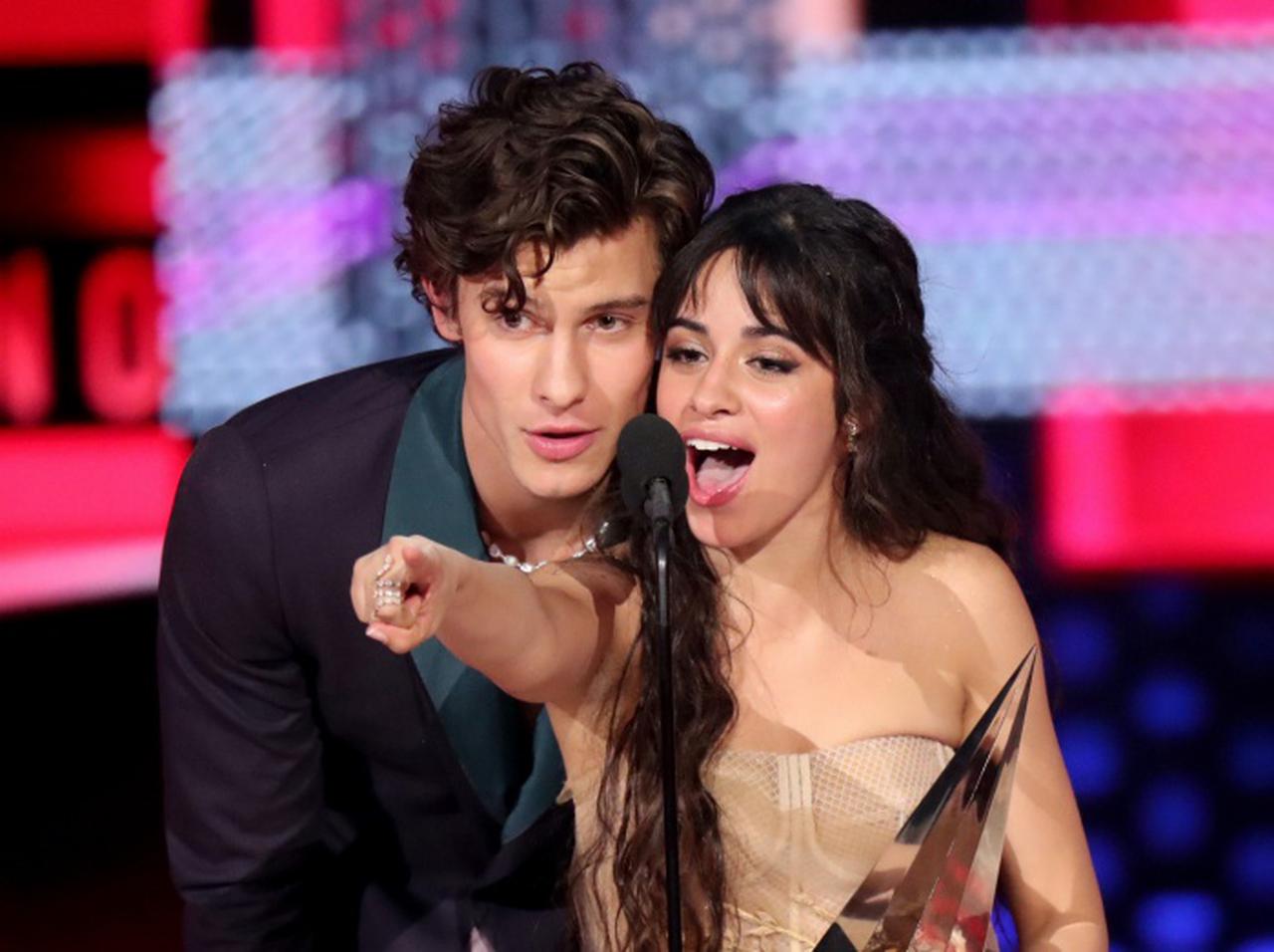 祝・交際2周年!ショーン・メンデス&カミラ・カベロが記念日に「尊いツーショット」を披露