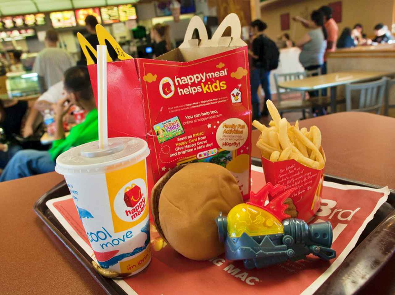 マクドナルド、誤ってハッピーセットに「ハッピーじゃないオマケ」を入れてしまう