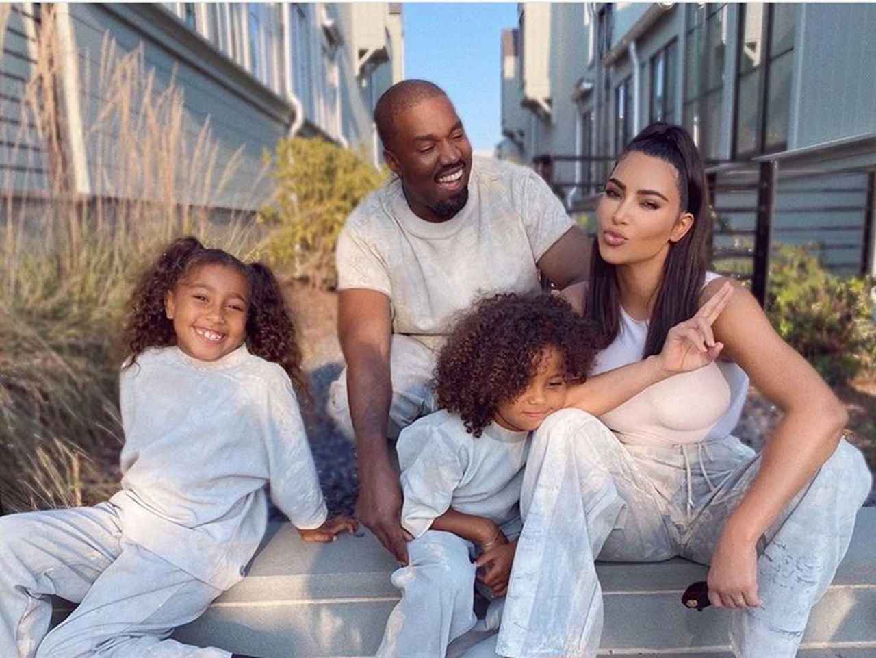 キム・カーダシアン&カニエ・ウェスト、子供たちを連れて「チームラボ」へ