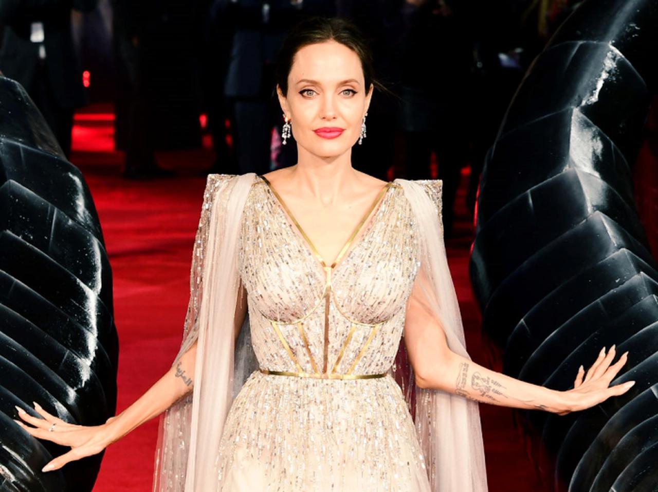 アンジェリーナ・ジョリー、「養蜂スーツ」すらも美しく着こなす