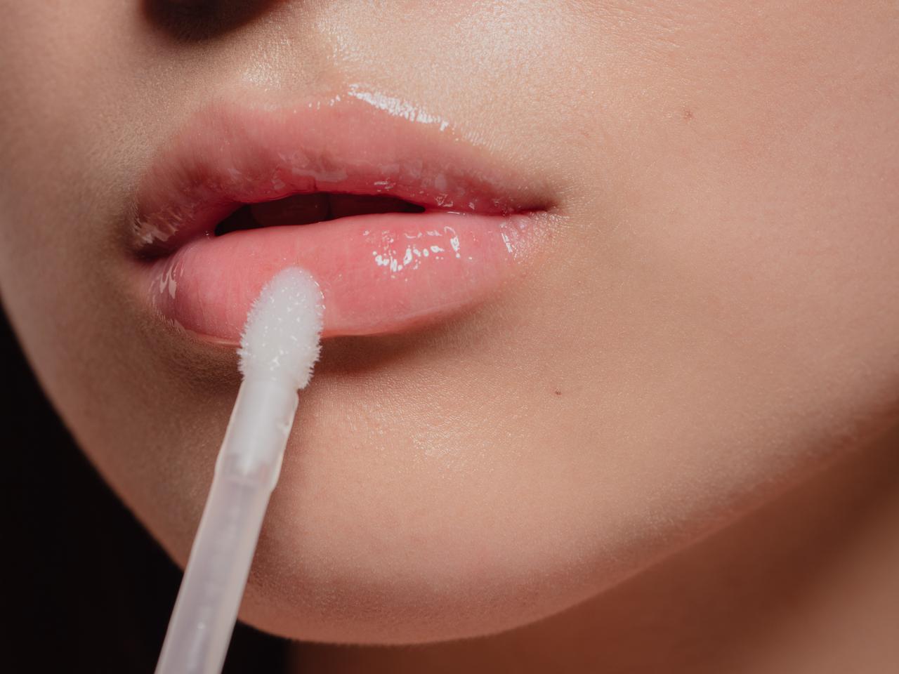 「透明リップグロス」の活用法3Way!濡れツヤメイクをつくる意外な裏技