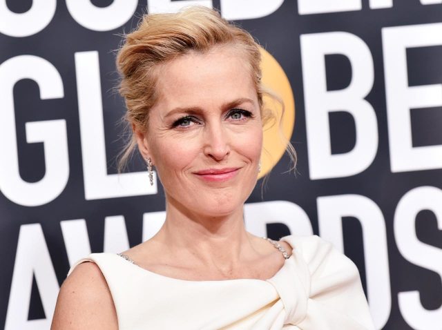 『Xファイル』スカリー役、ブラからの卒業を報告「乳房がおへそに達しても気にしない」