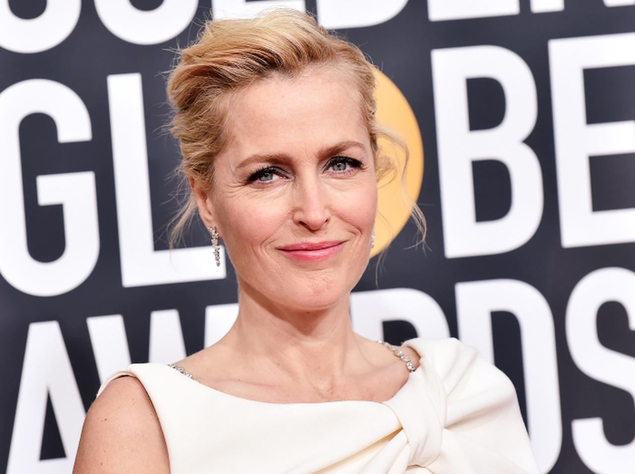 『Xファイル』スカリー役、ブラからの卒業を報告「乳房がおへそに達しても気にしない」