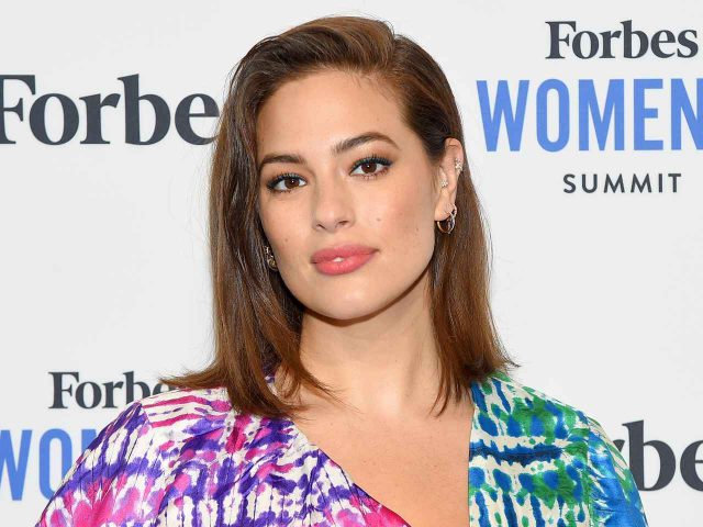 アシュリー・グラハム、セルフタンニングで手が届きにくい「背中」への対処法が面白い