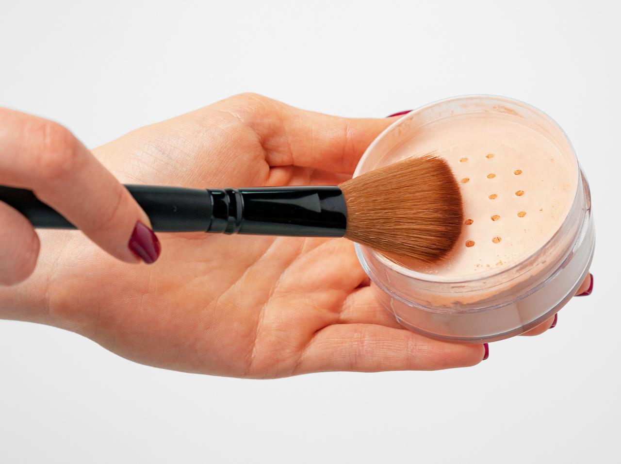 ルースパウダーが肝心な部分にのらない、よくある悩みを解消するプロのテクニック