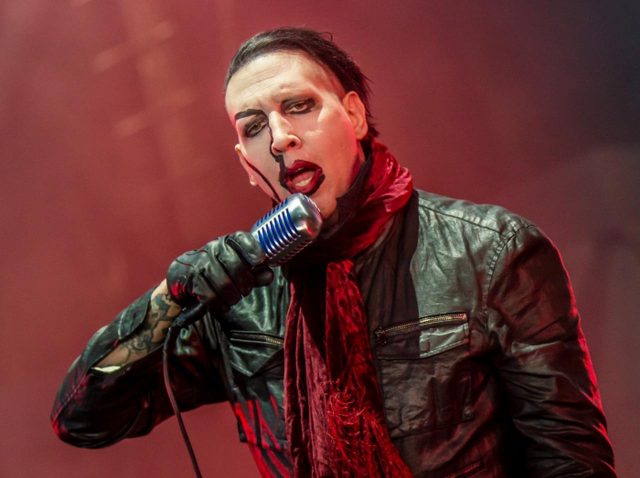 マリリン・マンソンが警察に自首、女性カメラマンへの暴行容疑で