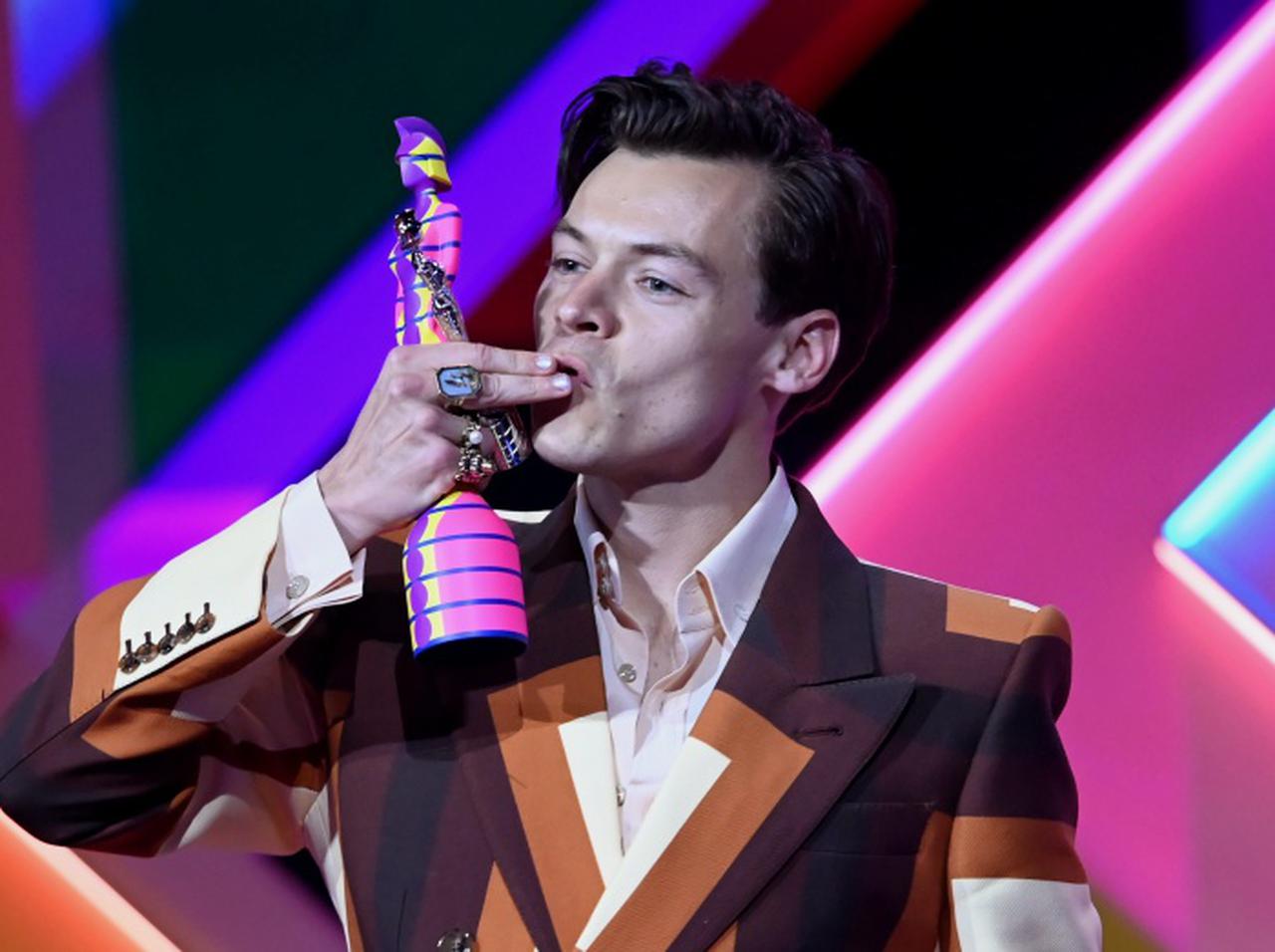 ハリー・スタイルズ&オリヴィア・ワイルド、旅行先で「情熱的なキス」を交わす