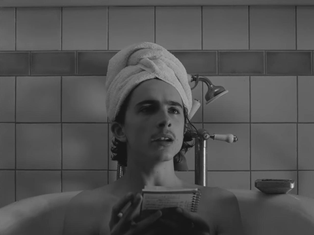 ティモシー・シャラメ、「お風呂に入っている姿」さえ麗しすぎる【白黒映像】