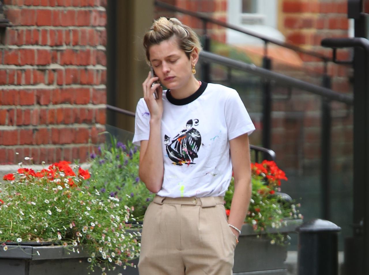 『ザ・クラウン』ダイアナ妃役、“オールバックで街角にたたずむ姿”がプライベートなのにドラマのよう【写真アリ】