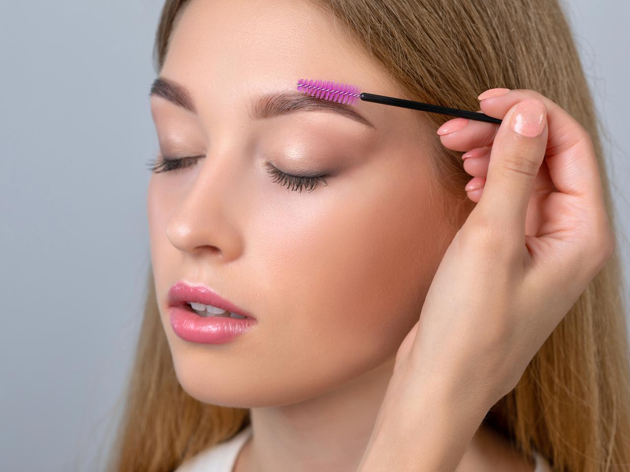 「眉毛美容液」をつけても効果がない？“有効成分”の見極め方をプロが伝授