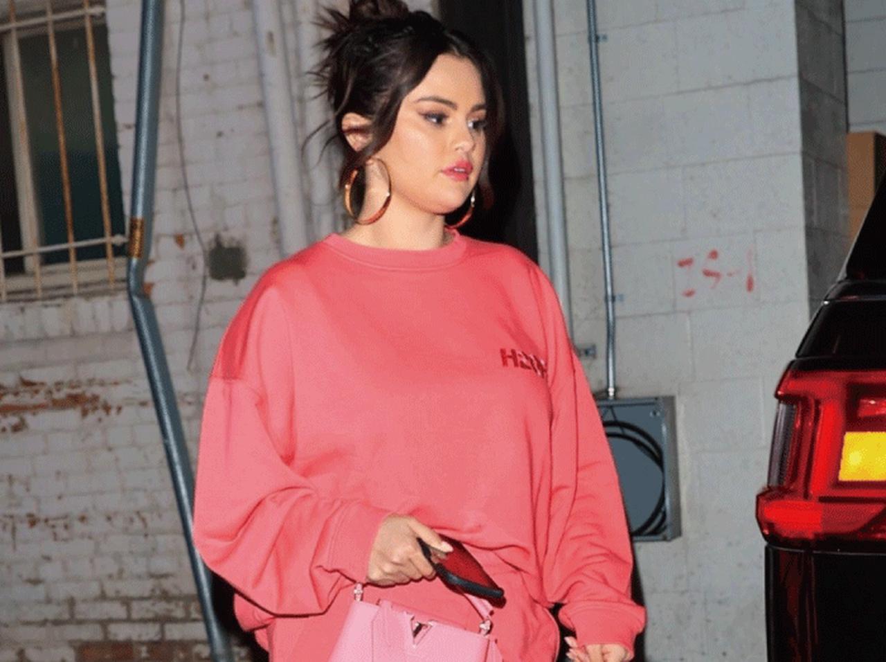 セレーナ・ゴメス、トレンドの全身「ピンクコーデ」でお気に入りのレストランへ