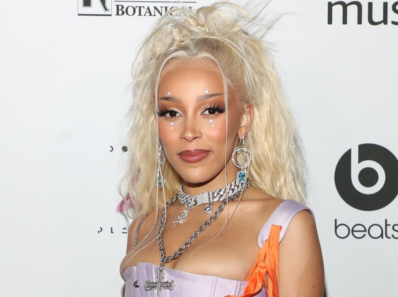 ドージャ・キャット、女性ラッパーに向けられる偏見を語る「退屈か、賢くないと思われてる」