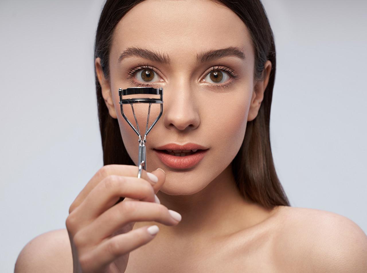 取れない「まつげカール」をつくる、プロが教えるメイクのテクニックとは?