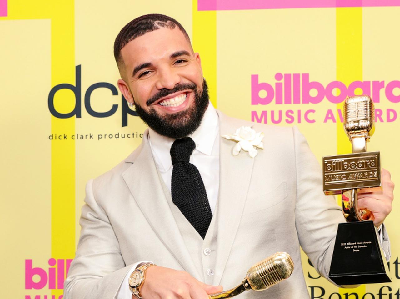 ヘリから空撮！ドレイク、野球スタジアム貸し切ったロマンチックデートがシュール