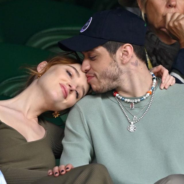 『ブリジャートン家』ダフネ役、ピート・デヴィッドソンとウィンブルドンでイチャイチャ