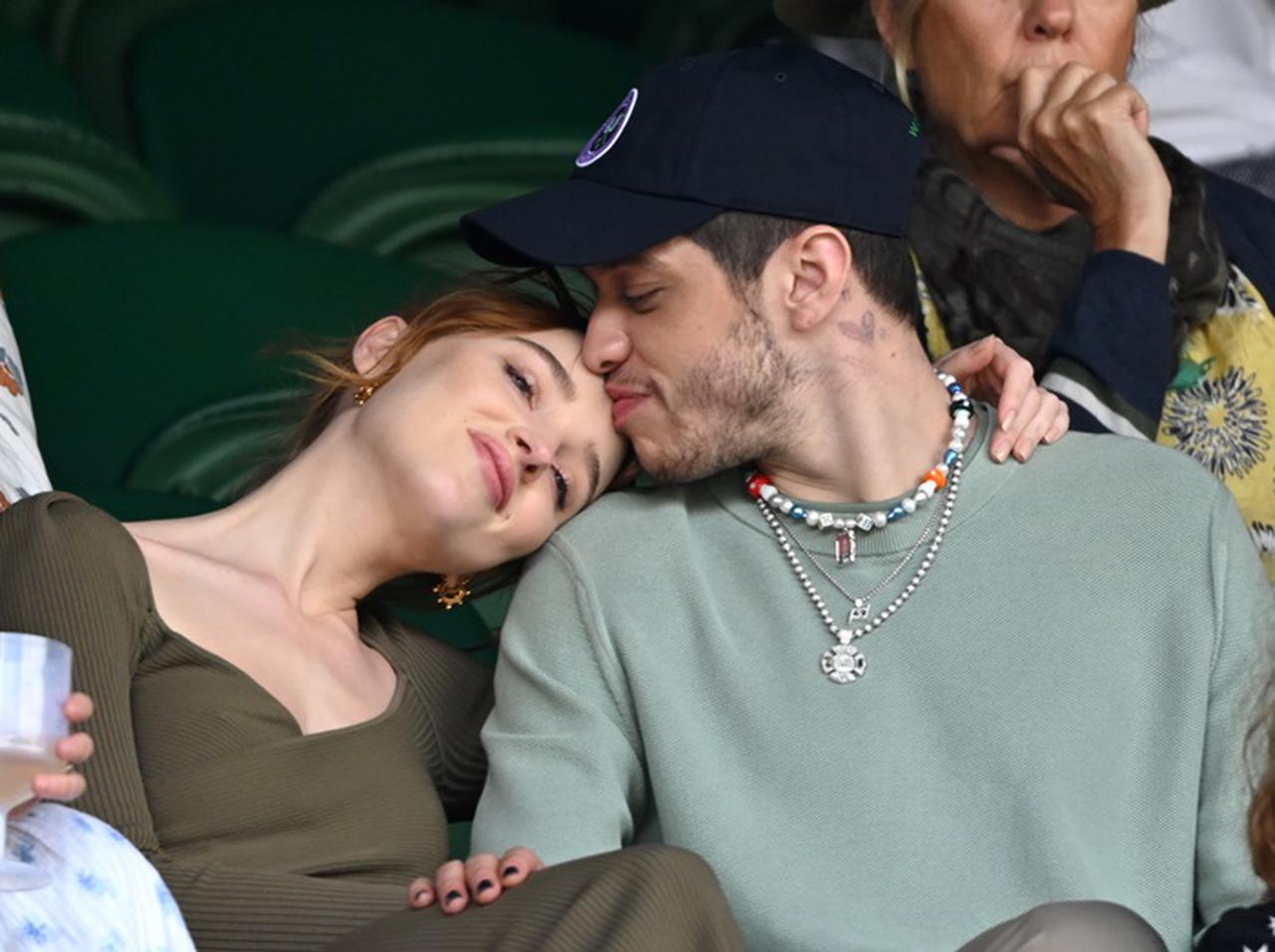 『ブリジャートン家』ダフネ役、ピート・デヴィッドソンとウィンブルドンでイチャイチャ