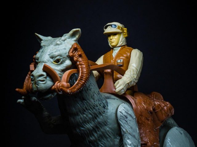 マーク・ハミル、『スター・ウォーズ』の“臭すぎる動物”の寝袋に皮肉たっぷりのコメント