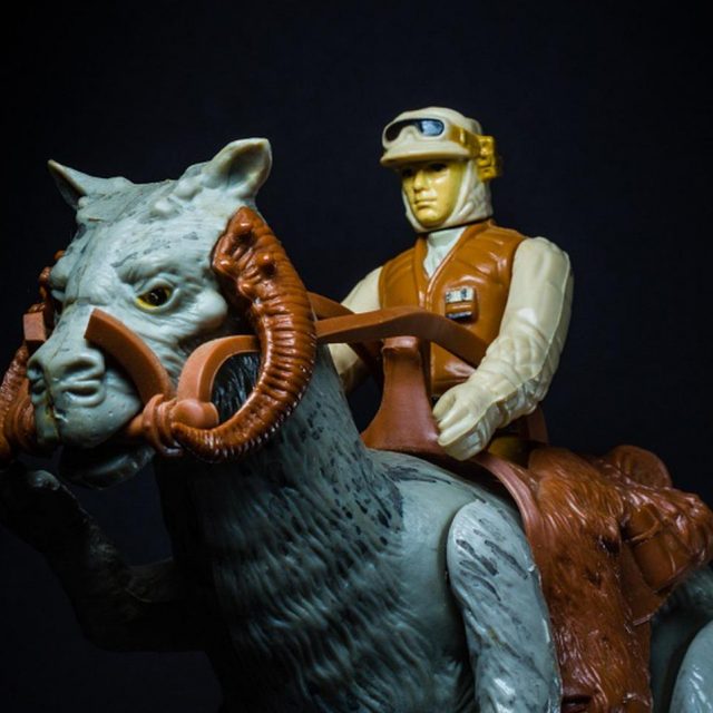 マーク・ハミル、『スター・ウォーズ』の“臭すぎる動物”の寝袋に皮肉たっぷりのコメント