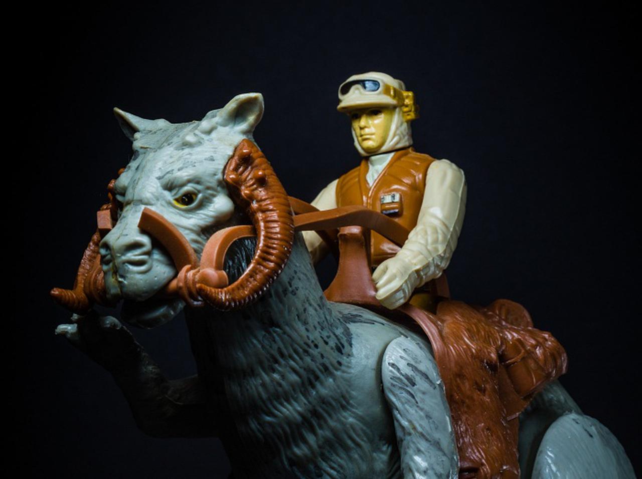 マーク・ハミル、『スター・ウォーズ』の“臭すぎる動物”の寝袋に皮肉たっぷりのコメント