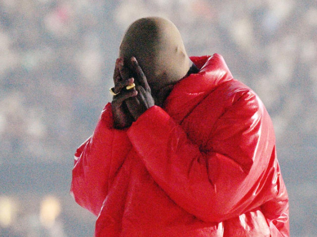 キム・カーダシアンと離婚のカニエ・ウェスト、「家族を失う」と覆面姿で涙