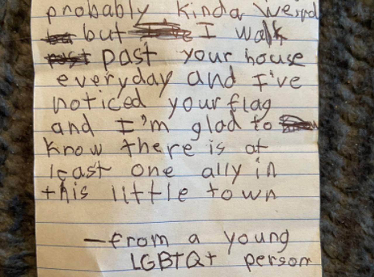 「変かもしれないですが…」プライドフラッグ掲げた家に届いた『手紙』に涙腺崩壊