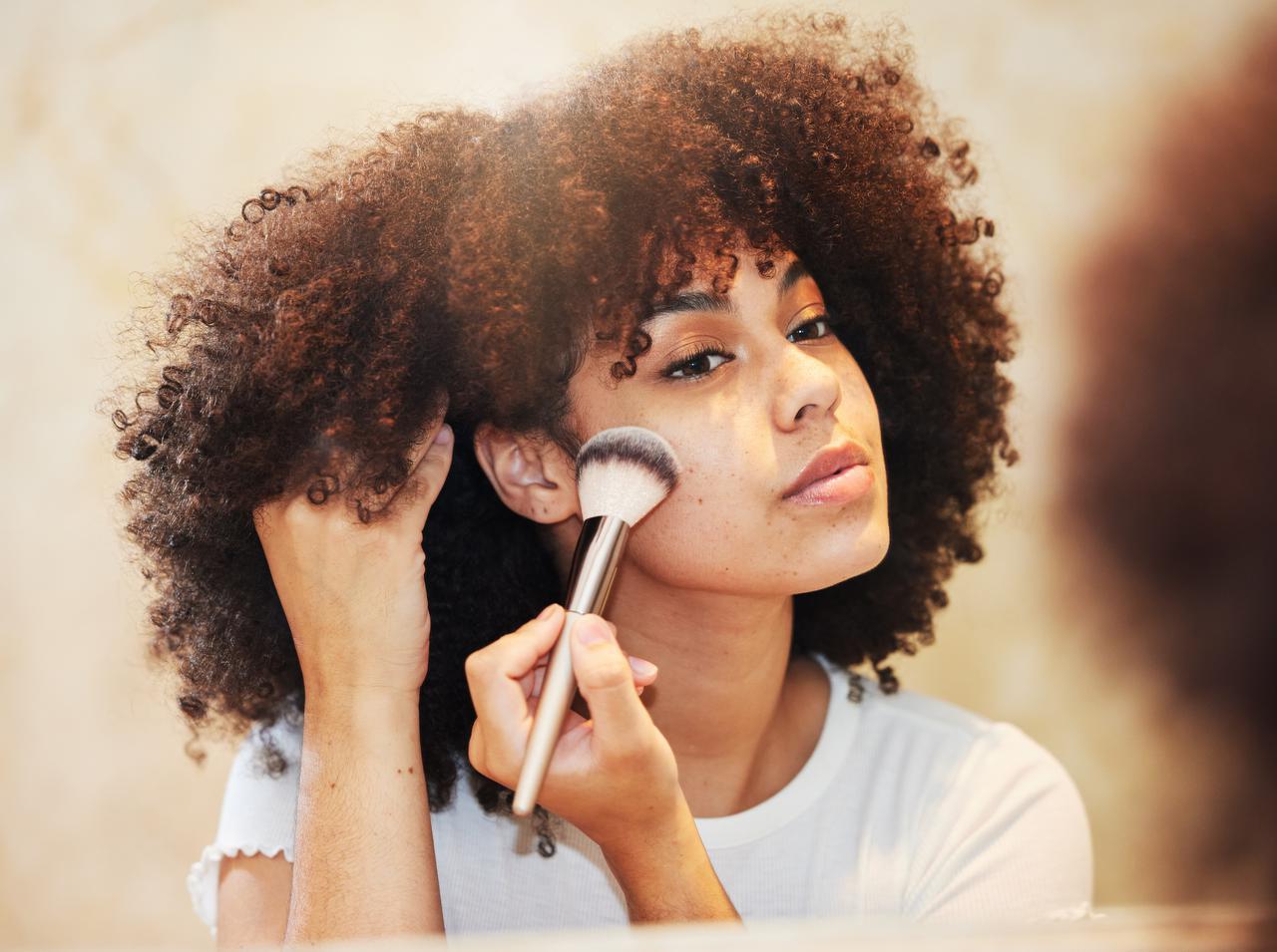 真夏でも崩れない！ブロンザーの発色＆色持ちを劇的にUPさせるメイクテク