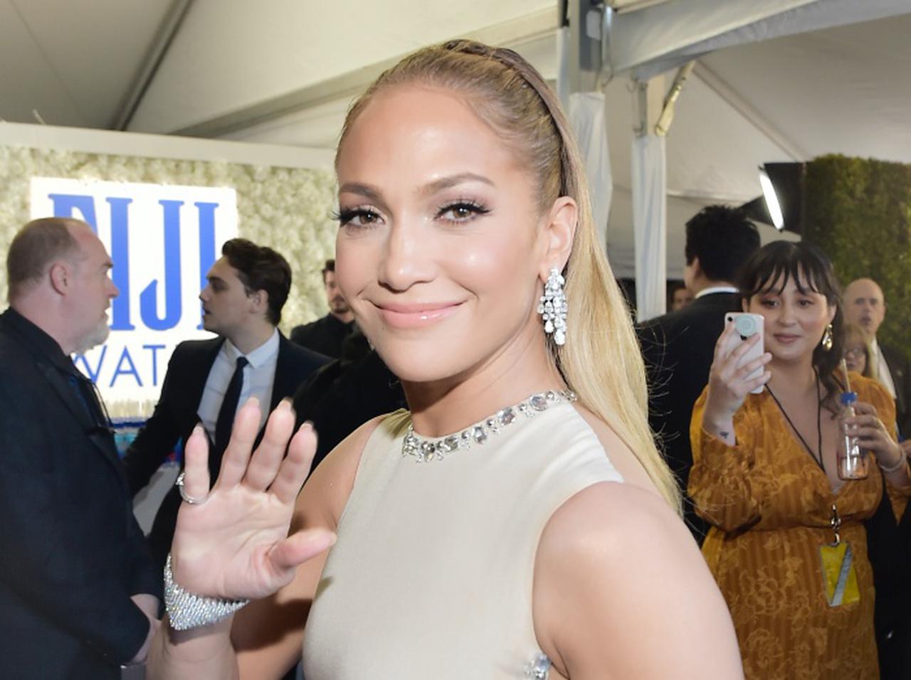 ジェニファー・ロペス、恋人ベン・アフレックの「名前ネックレス」をつけてお出かけ