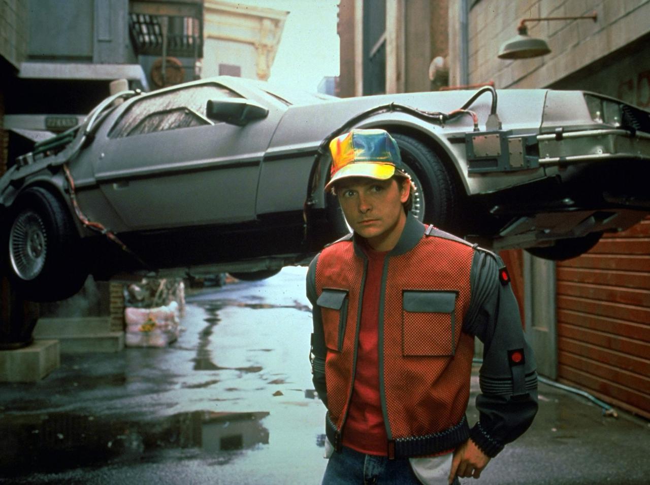 『バック・トゥ・ザ・フューチャー』が現実に!“空飛ぶ車”が街から街へ飛行成功