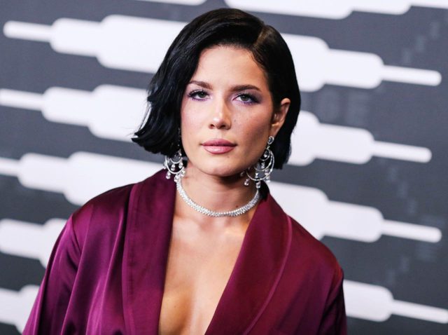 ホールジー、乳房を露出した新譜ジャケットで授乳や産後ボディへの偏見根絶訴える