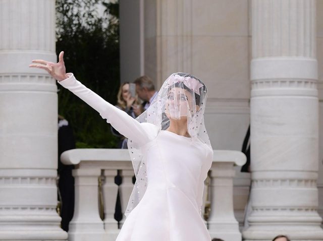 マーガレット・クアリー、シャネルのショーにウェディングドレスで登場！最後はブーケトス