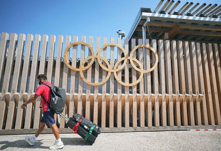 オリンピック選手村でのアウティングが問題に、LGBTQ+選手の命に関わる危険な行動