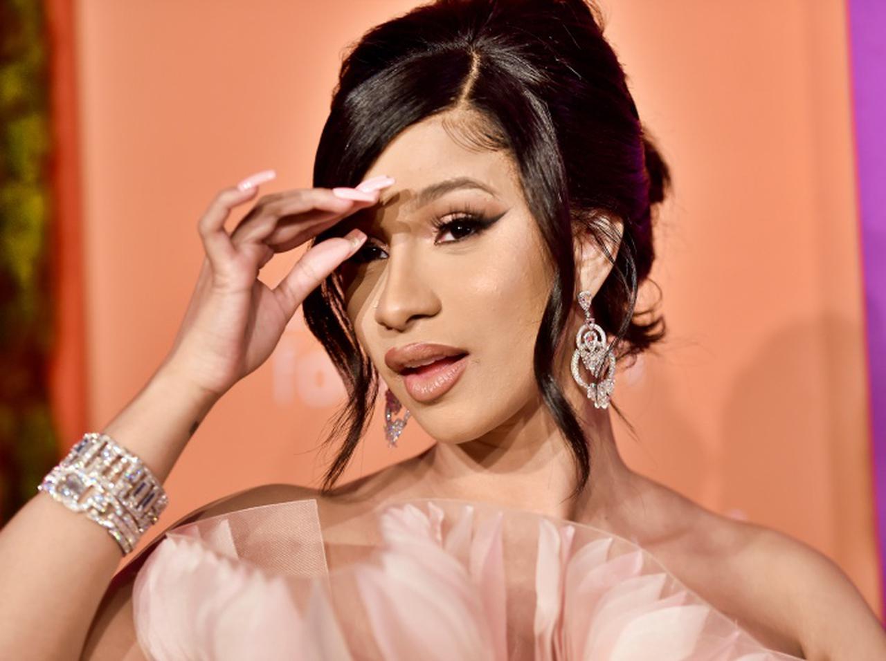 カーディ・B、一時の衝動で「顔面タトゥー」を入れなかった“16歳の自分”に感謝