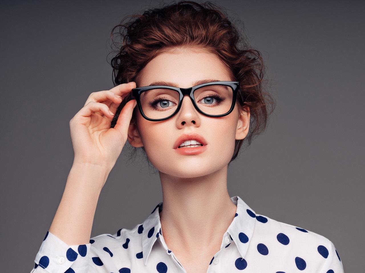 メガネの「鼻パッド」でファンデが落ちる!よくある悩みを解消するメイクの裏ワザ