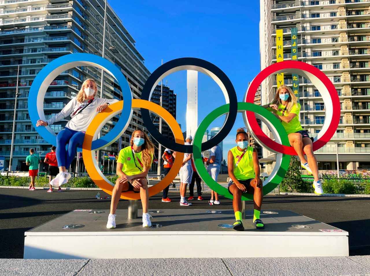 来日中の五輪選手、段ボールベッドにまつわる“誤解”を払拭「フェイクニュースだよ！」【動画】