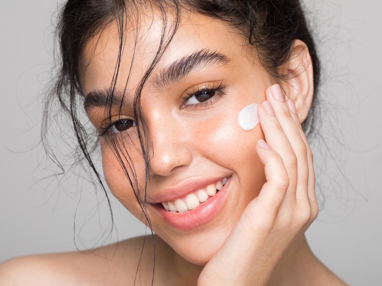 目もとで気になるのはクマ?シワ?悩みに合わせた「アイクリーム」の選び方