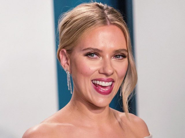 スカーレット・ヨハンソンは馬1頭担げる!ブラック・ウィドウ・ボディのための3段階ワークアウト
