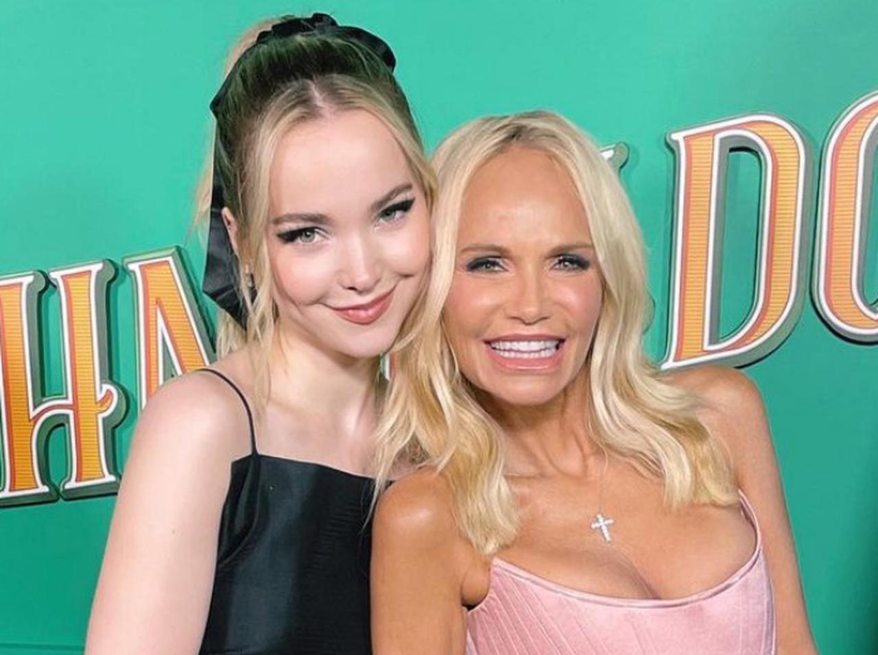 ダヴ・キャメロン、「母」マレフィセントと揃って新作プレミアに出席