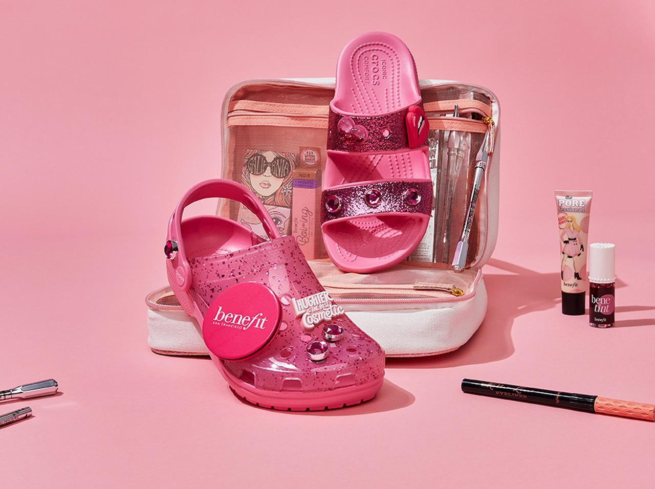 クロックス史上初!コスメブランドbenefitとのコラボシューズを限定発売
