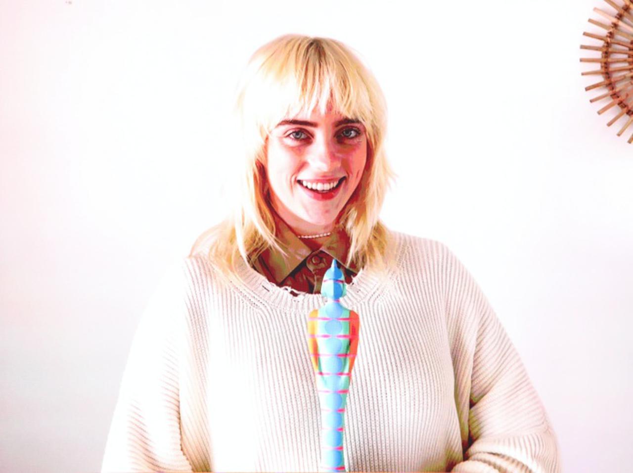 ビリー・アイリッシュがイメチェン！若かりし頃のママそっくりに