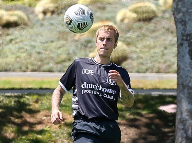 ジャスティン・ビーバー、一般人に混じって「サッカーの試合」で汗を流す【写真アリ】