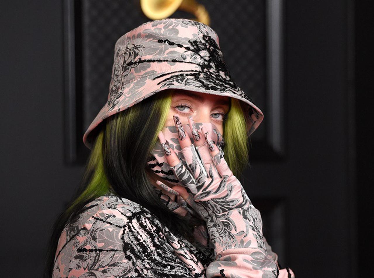 ビリー・アイリッシュがルーズソックス!海外セレブの間で「ITアイテム」となるか