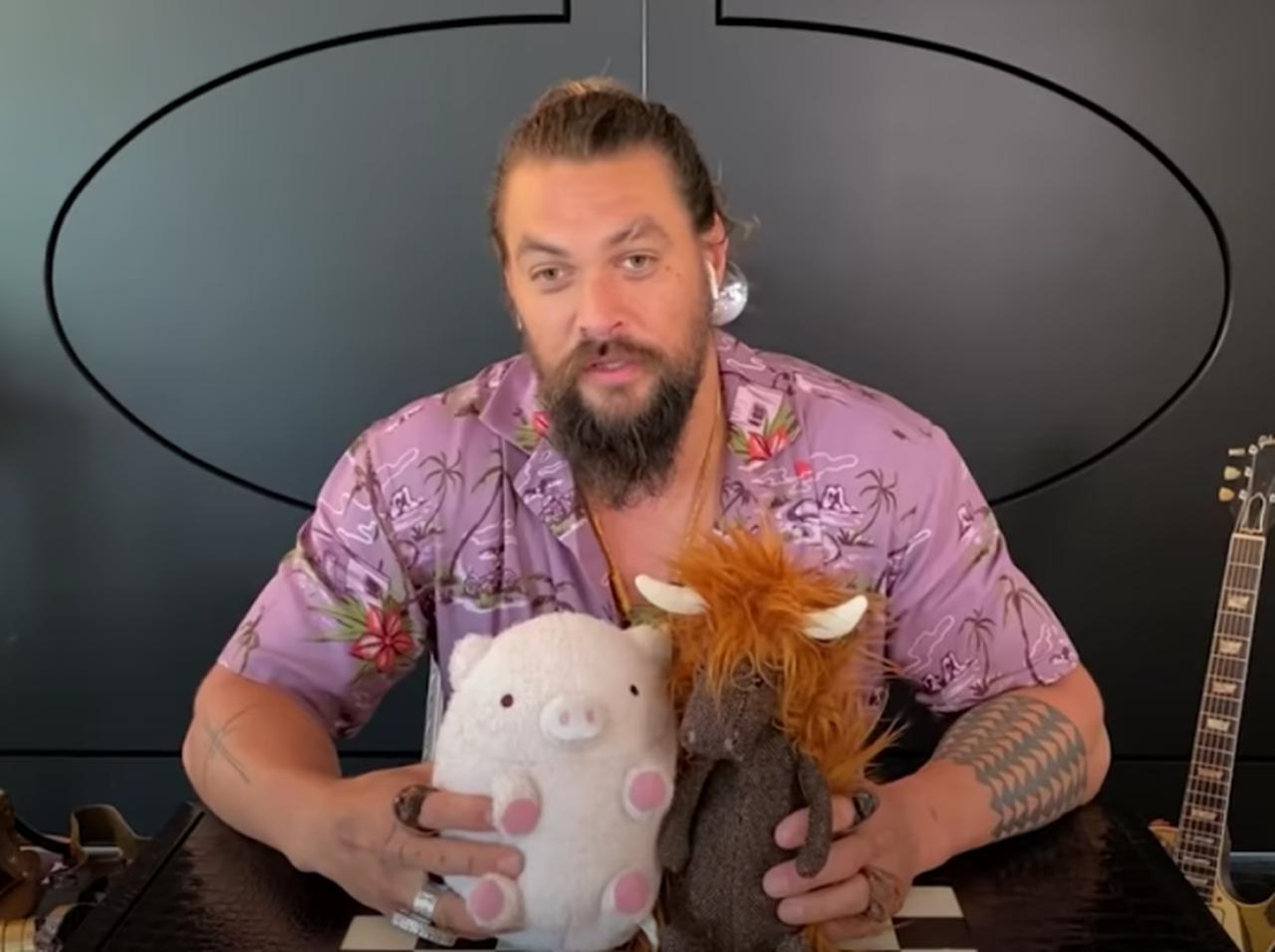 ジェイソン・モモア、必需品に「ぬいぐるみ」を選んだ『理由』がギャップ萌え