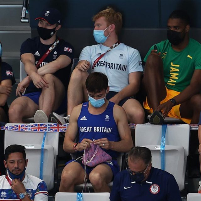 英オリンピック選手、観客席で行なっていた編み物がもうまもなく完成か