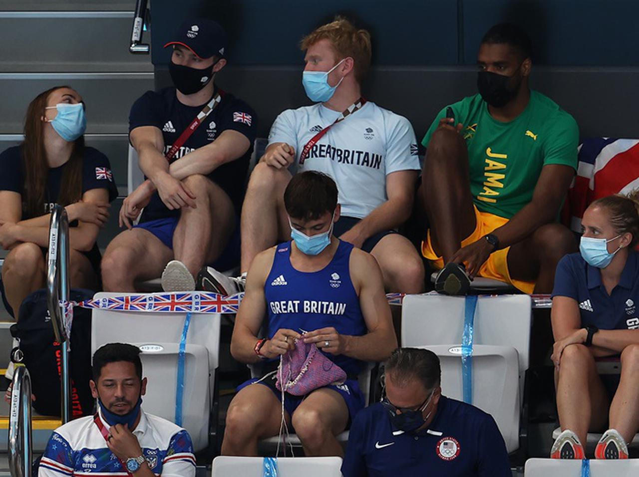 英オリンピック選手、観客席で行なっていた編み物がもうまもなく完成か