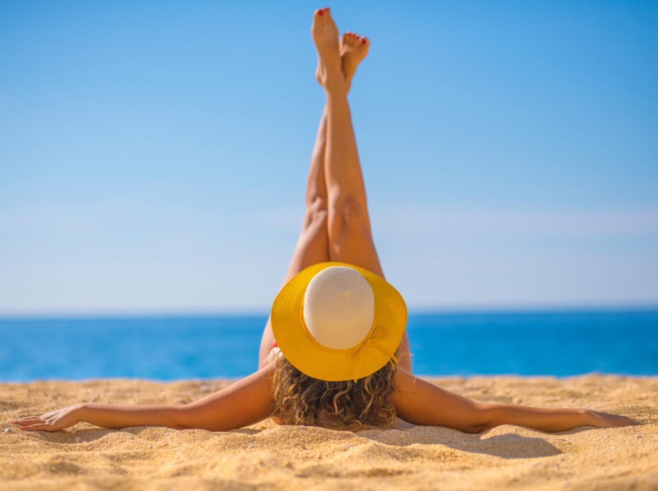 水着姿で可愛い写真を撮影のはずが…、女性の「股間」に起こった“悲劇”に笑う