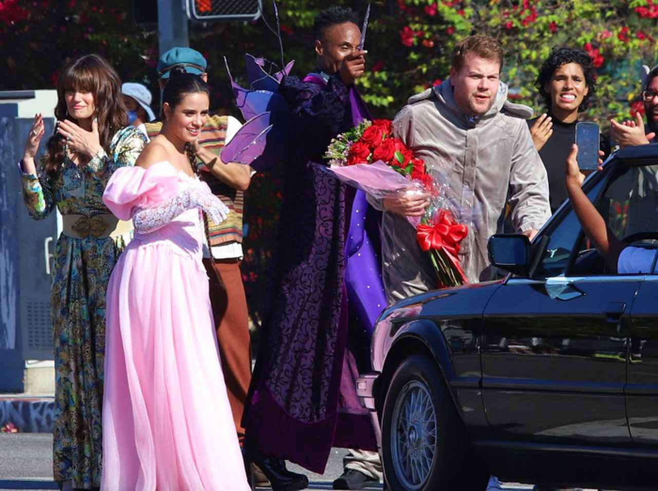 カミラ・カベロ初主演の映画『シンデレラ』のキュートな衣装を身にまとったまま路上に出没!