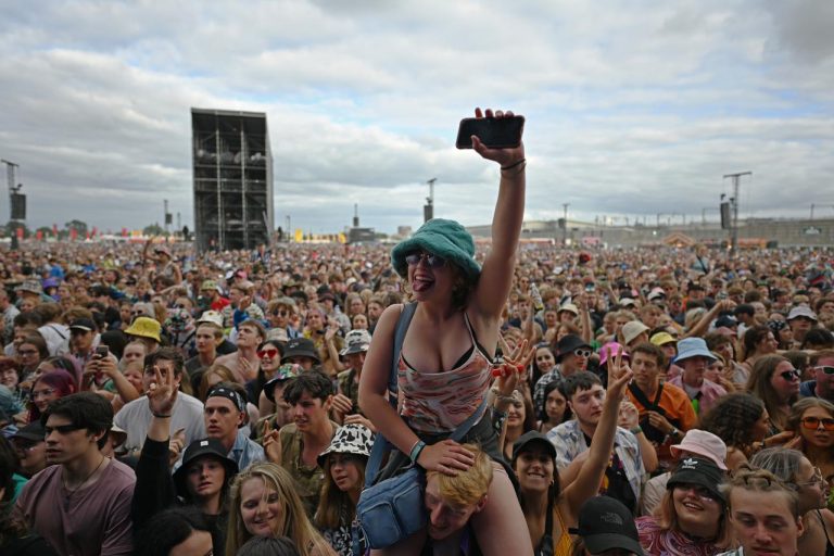 英で「密フェス」が開催、ベッカム息子も参加の音楽フェスのルールとは？