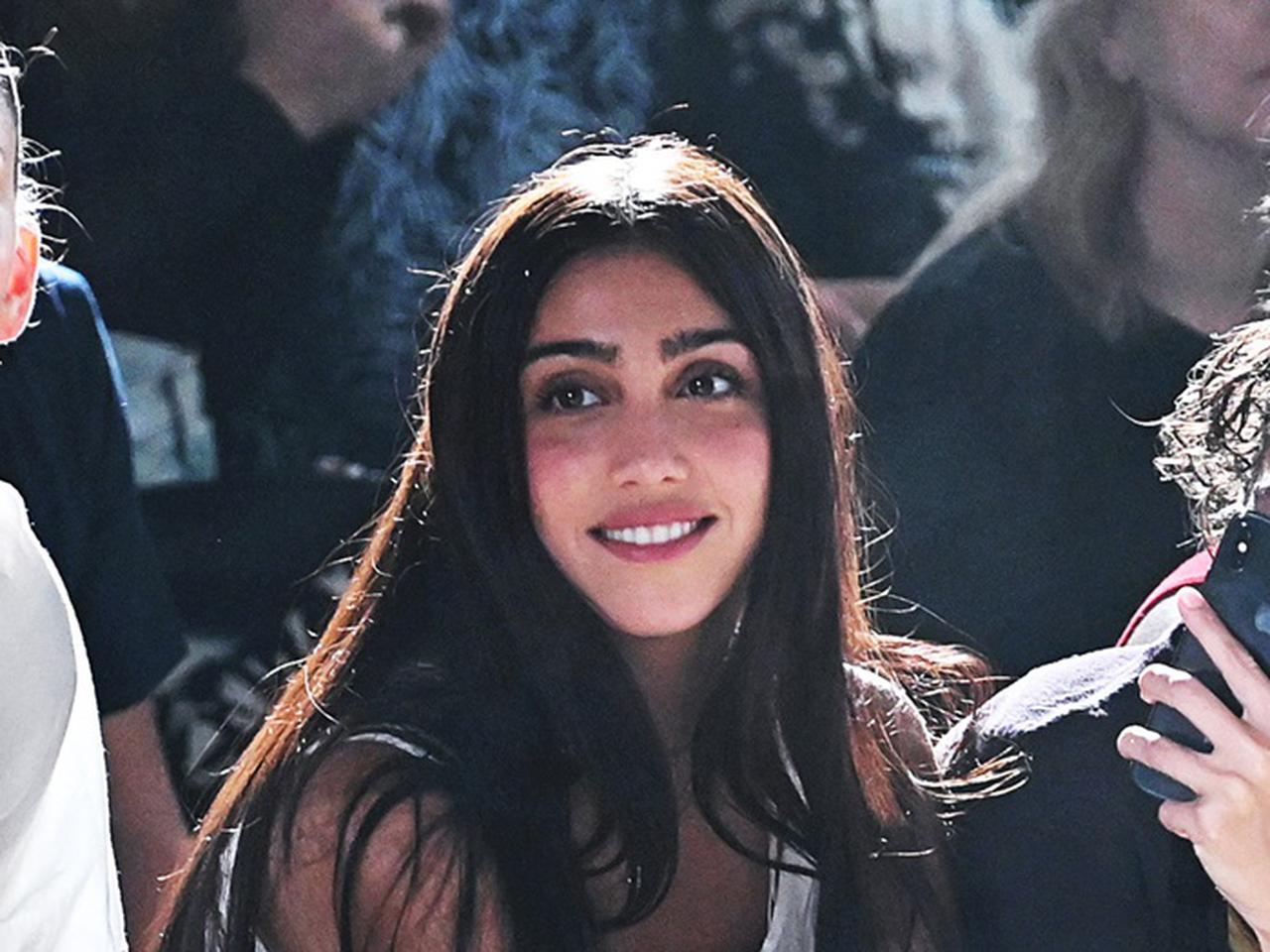 マドンナ娘、24時間限定で発売された「幻のバッグ」を持って母親の誕生日会へ