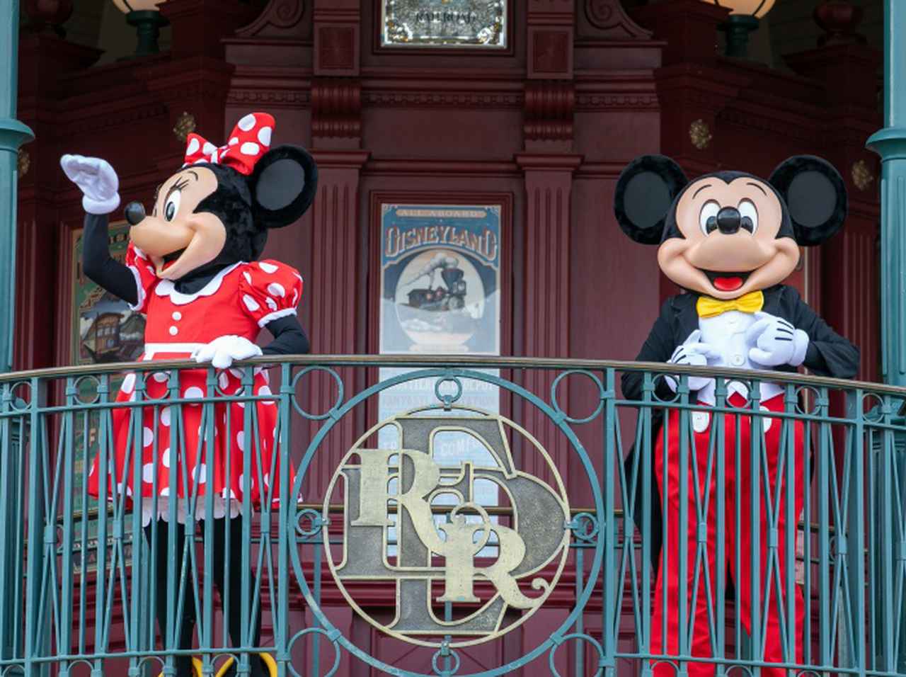 ディズニーランド、パフォーマンス中にミニーが“逃走”した「理由」に同情集まる