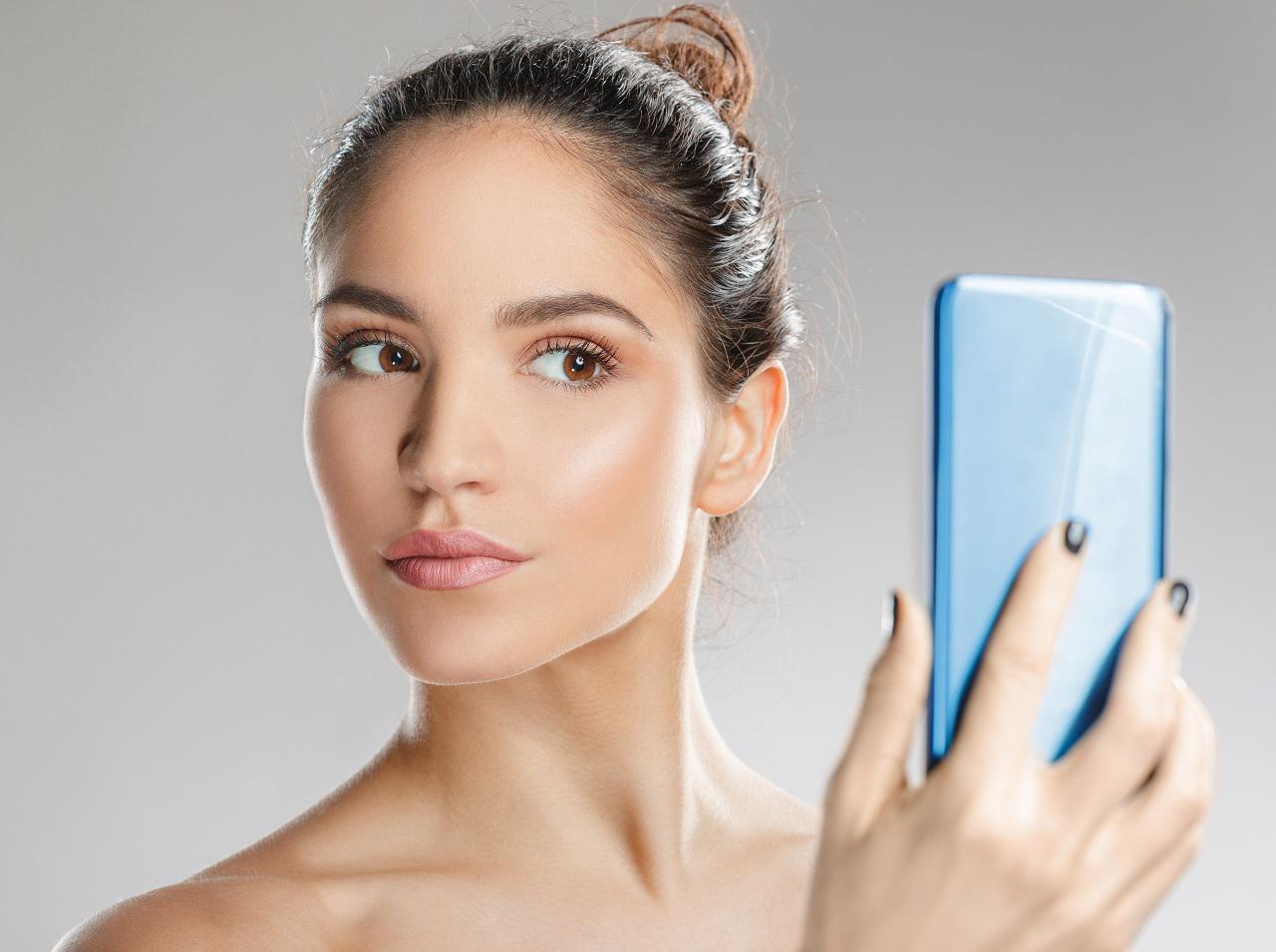 写真で目立つ「白浮き」を防ぐ、プロが教えるベースメイクのコツ